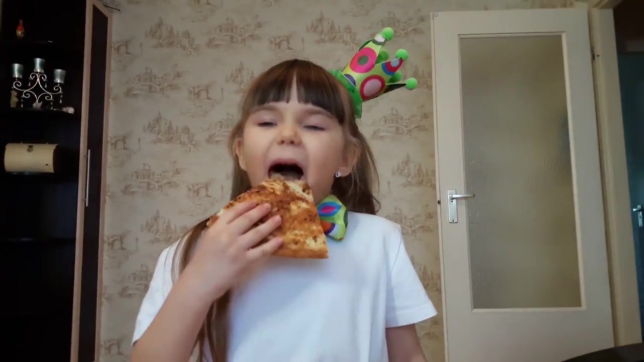 小朋友喜欢吃披萨喝可乐