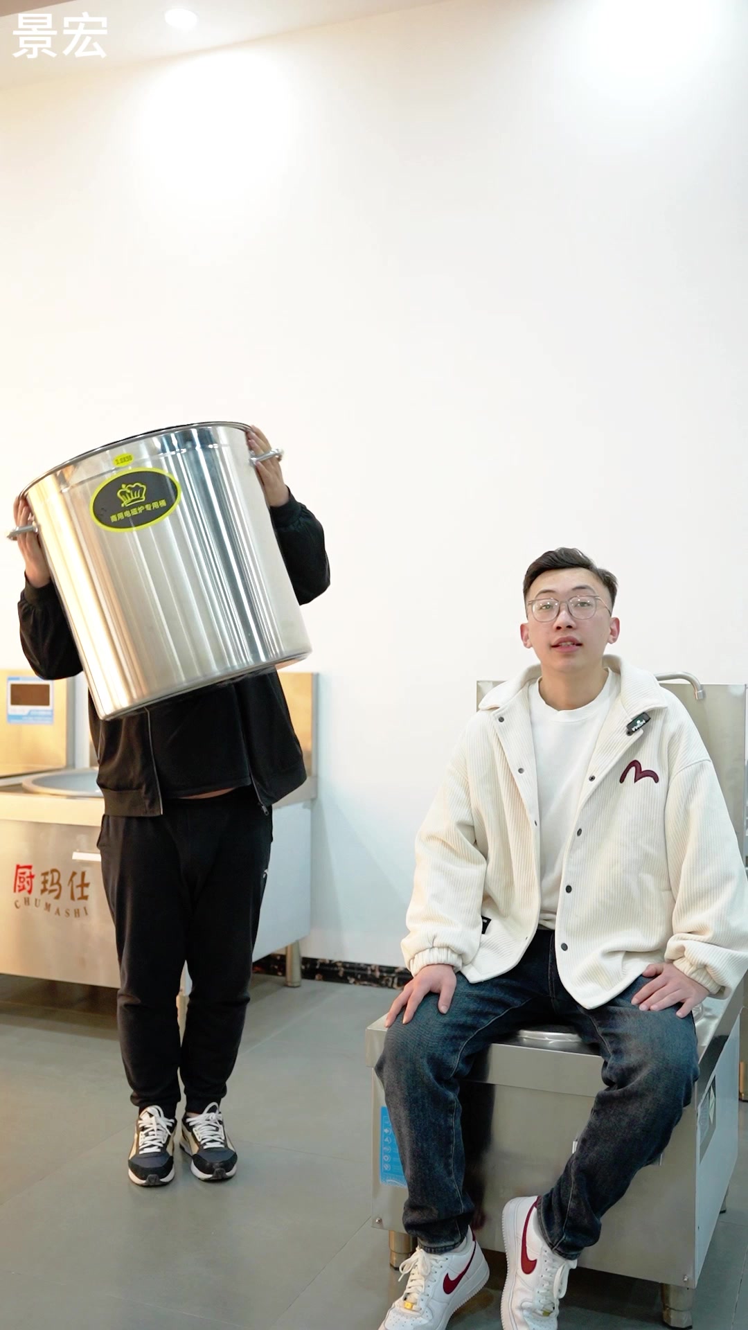 开卤肉店和面馆的老板看过来