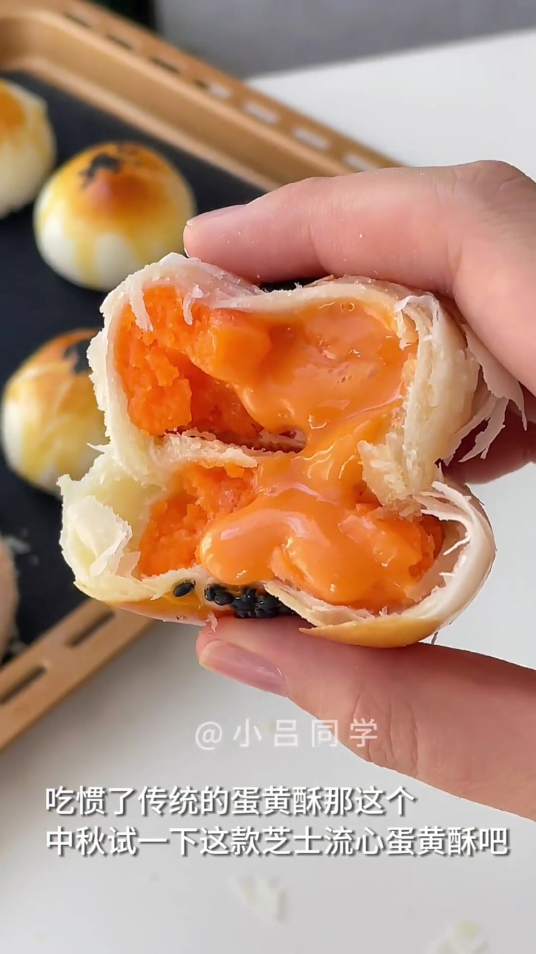 吃惯了传统蛋黄酥那就试一下这款芝士流心蛋黄酥吧!双重芝士馅心