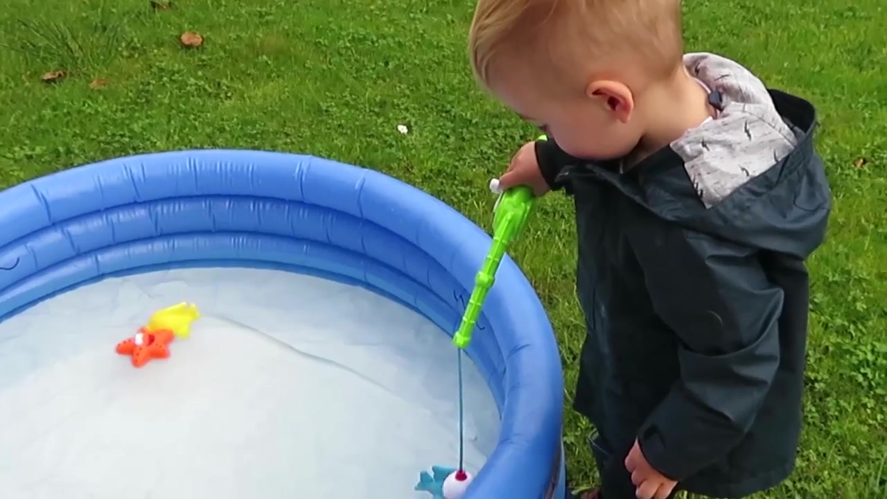 小朋友听小鸭子儿歌,在小小游泳池钓鸭子和鱼