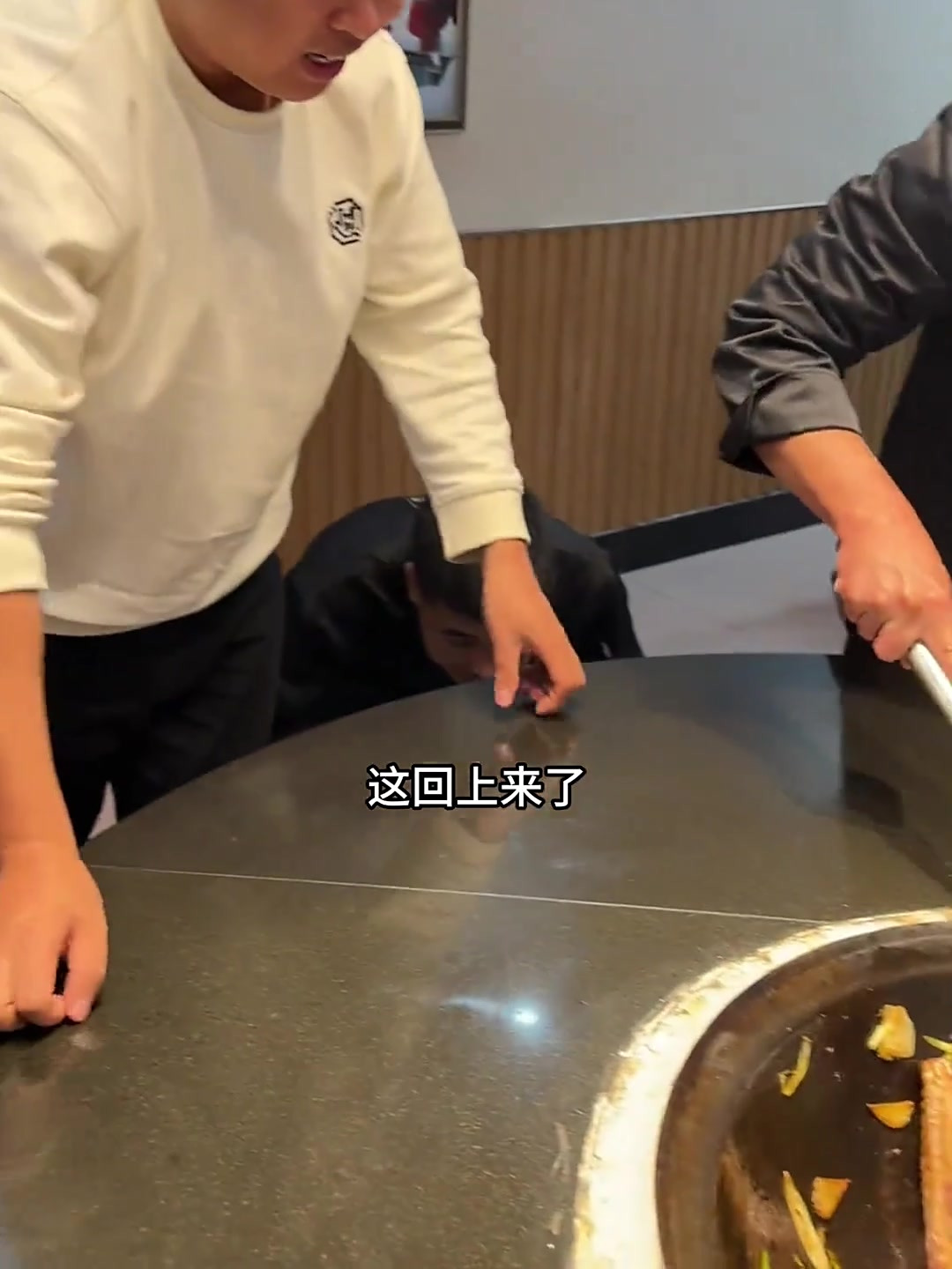 感觉大鹅不是太高兴一下雪都找它 哈哈哈,铁锅炖大鹅