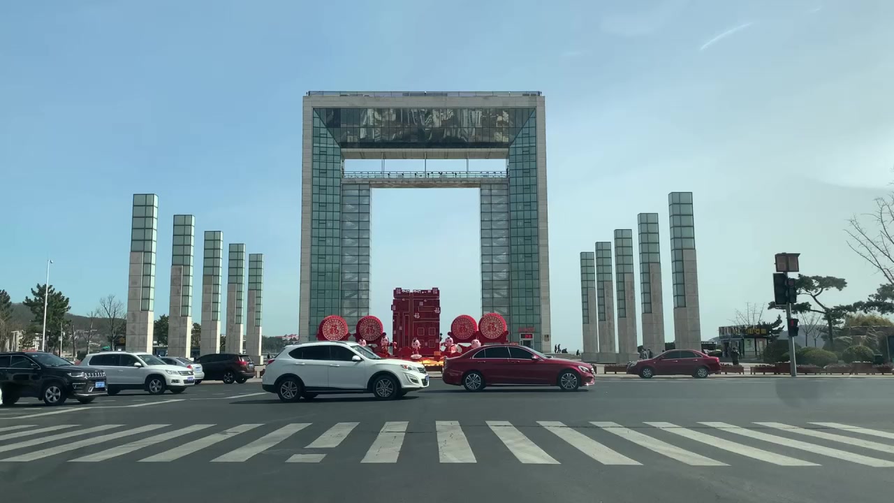 威海海滨路,路旁有个"幸福门"