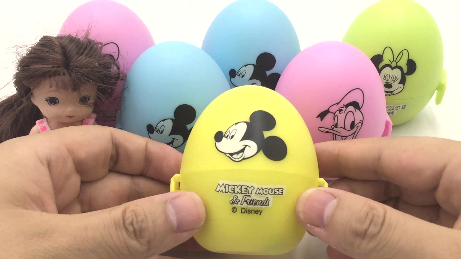 芭比娃娃分享米老鼠奇趣蛋