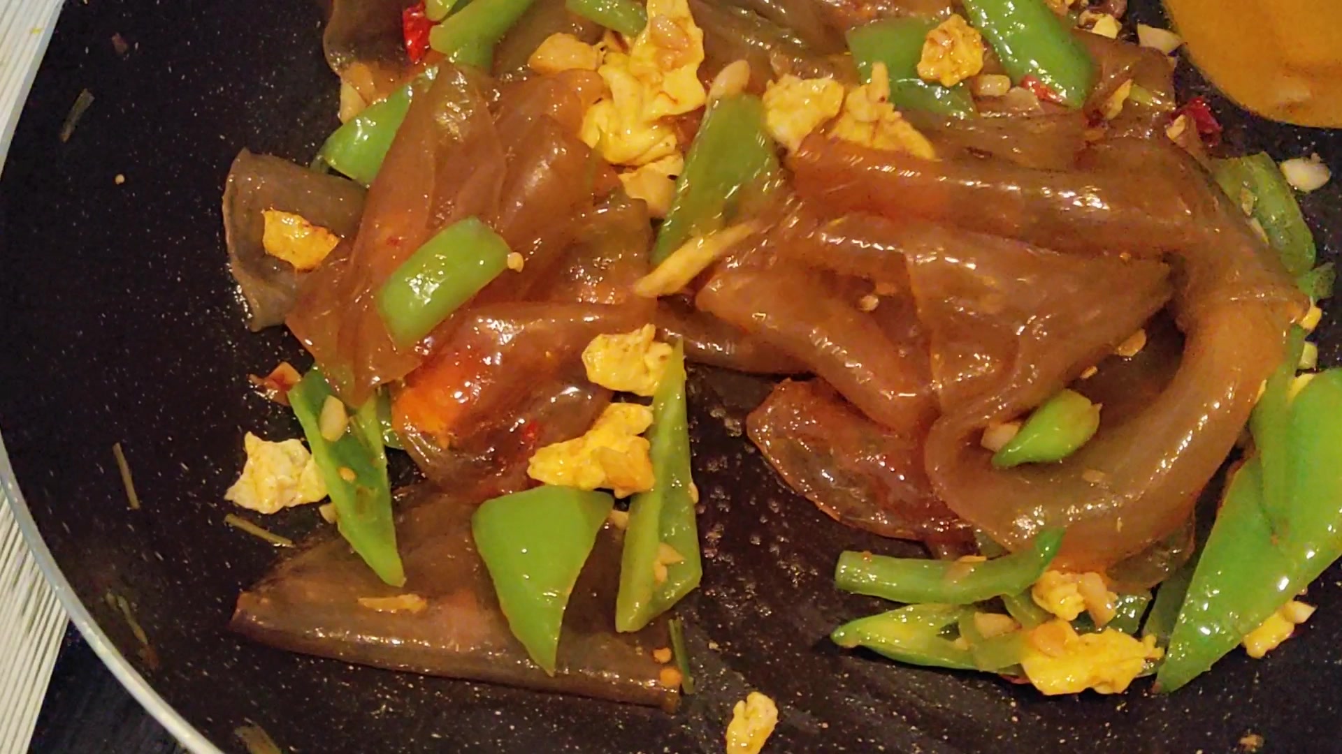 小井今日分享一道—辣炒青椒鸡蛋粉皮,做出的既好看也好吃