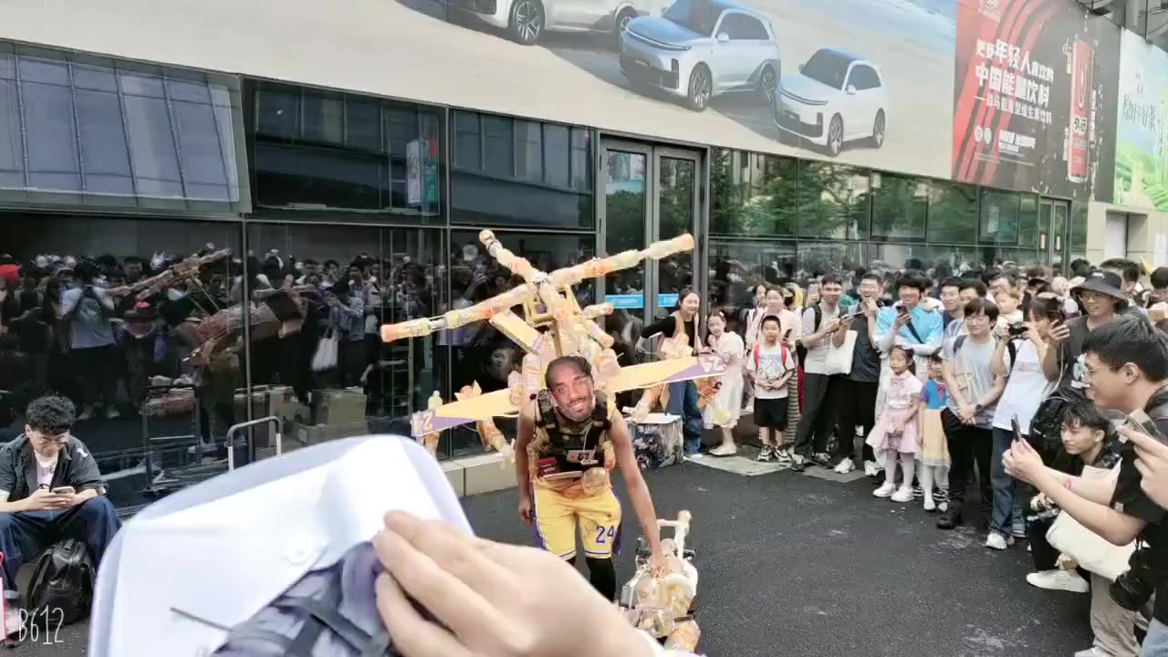 浙杭漫展cos科比围观哄笑引热议,"玩梗"不能丢失基本底线