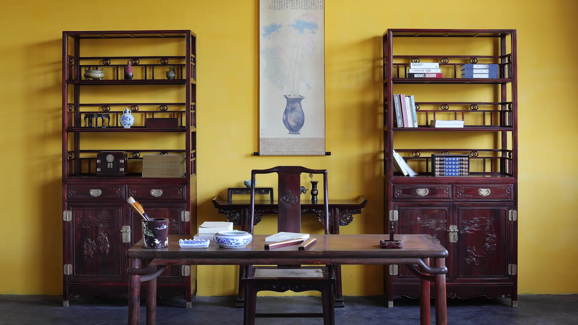 大红酸枝亮格柜一对可作书架用,造型大方高雅,尽显中式古典风范