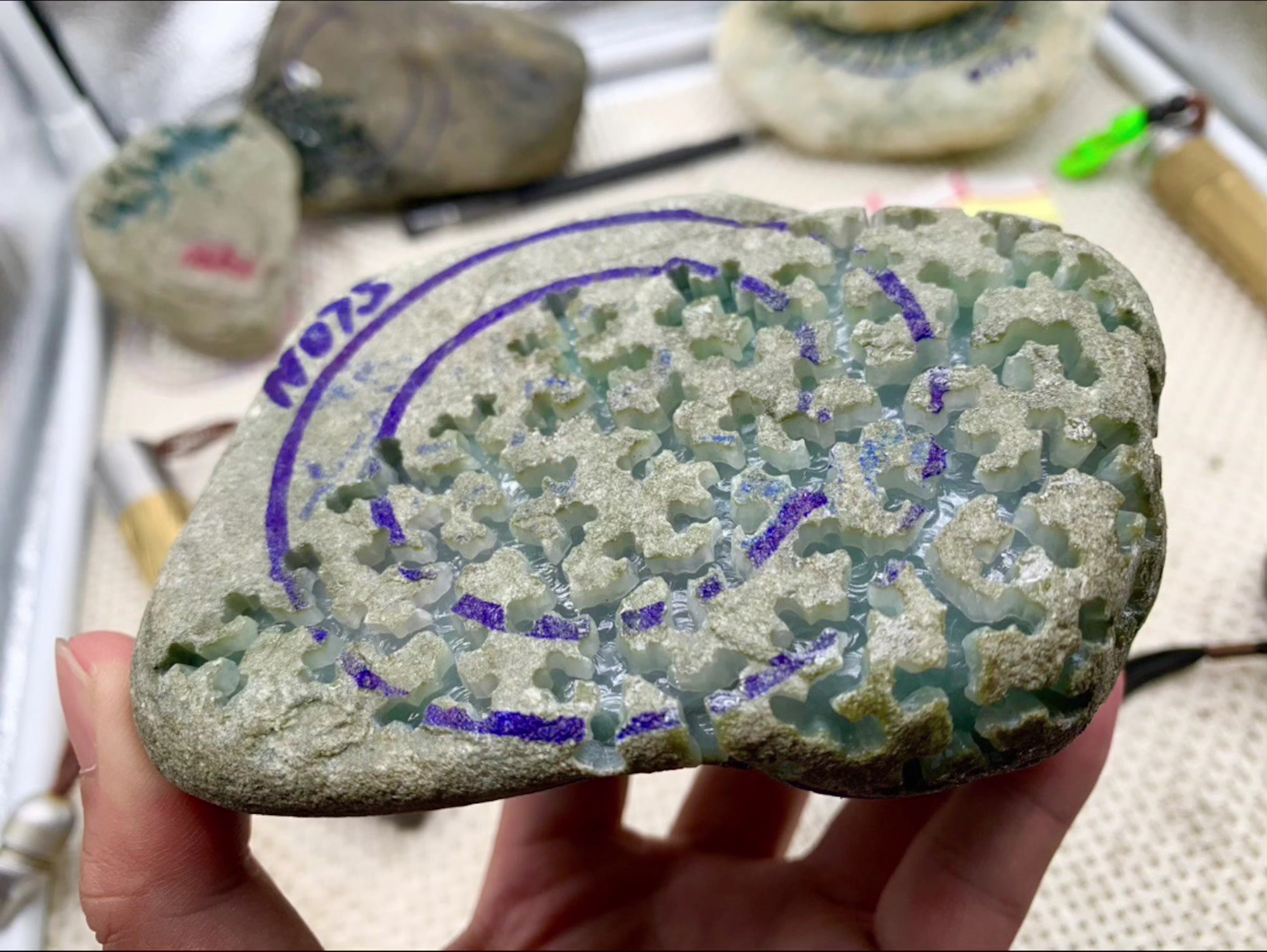 刚刚切的翡翠原石后江开窗料没想会是这样